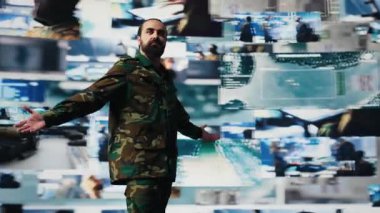 Ordu subayı ulusal güvenlik için tehdit tespit araçları kullanarak dijital teknoloji ve uydu verileriyle ulusal savunma operasyonlarında çalışıyor. Bir görev için modern strateji uyguluyoruz. Kamera B.