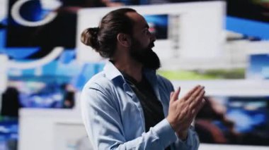 Kullanıcılar arasındaki dijital bağlantının keyfini çıkaran kararlı başarılı adam, gerçek zamanlı online varlığı ve hayal gücünü etki ve iletişimin temel unsurları olarak vurguluyor. Kamera A.