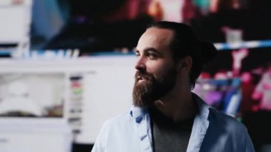 Durdurulamaz yetişkinler mobil bildirimleri ve görsel hikaye anlatımlarını yönetir, sosyal eğilimlerle meşgul olur ve dijital dünyada yaratıcılık ve etki gösterir. Marka sesi. Kamera A.