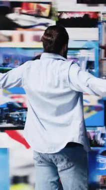 Dikey Video Belirleyici başarılı adam, kullanıcılar arasındaki dijital bağlantıdan keyif alıyor, gerçek zamanlı online varlık ve hayal gücünü etki ve iletişimin temel unsurları olarak vurguluyor. Kamera.