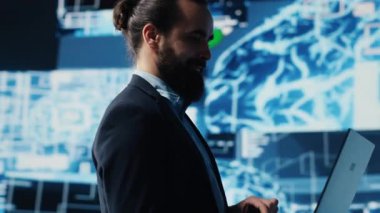 Genel işletme müdürü yapay zeka beyin siber uzayı için yeni yapay zeka öğrenme, programlama ve kodlama veri yapıları için yeni yapay zeka sinir ağlarını analiz eder. Akıllı teknoloji. Kamera A.