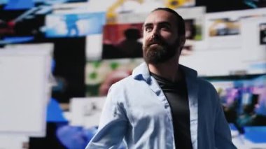 Dijital dünyada bir sosyal ağa bağlanan hırslı genç adam, küresel sosyal medya izleyicisi. Hikaye anlatma ve başarı için markalaşma araçlarına yatırım yapan bir adam. Kamera A.