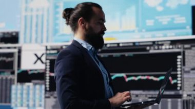 Fintech verileri ve öngörü modelleriyle çevrelenmiş, raporları analiz eden yetenekli girişimci ve iş büyümesini hızlandıracak içgörü sahibi. Şirket verimliliği ve akıllıca kararlar verme. Kamera A.