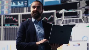 Ekonomi uzmanı finansal verileri ve KPI gösterge panellerini inceliyor, fintech materyaller ve kurumsal başarı için öngörü araçları aracılığıyla iş yeniliklerini ve stratejik içgörüyü güvence altına alıyor. Kamera A.