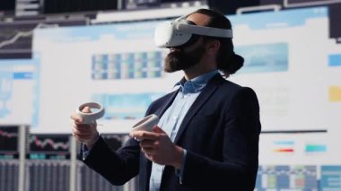 Yönetici dijital grafikleri ve iş görüşünü analiz etmek için VR gözlükleri kullanarak, başarılı gelişim kararları için yeni strateji modellerini geliştiriyor. Fintech ile performans optimize ediliyor. Kamera A.