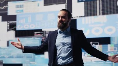 Kamu sözcüsü CEO 'su, bir vizyonu paylaşmak, yeni büyüme stratejisi ve küresel kalkınma fikirleri hakkında tartışmak için iş sunumuna ev sahipliği yapıyor. Katılımcılar için elsiz mikrofon kullanmak. Kamera A.