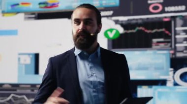 Girişimci küresel CEO profesyonel bir kongrede konuşuyor, sahnede bir iş konuşması yapıyor. Bilgi grafiklerini sunan güçlü bir sesle başarı ve liderlik vizyonunu paylaşıyor. Kamera A.