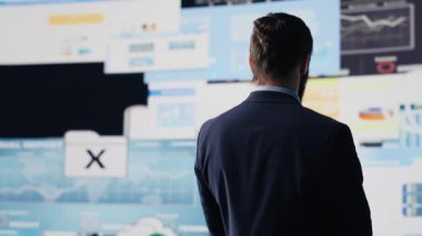 Durdurulamaz girişimci başarılı işiyle kendinden emin, verimli performans ölçümlerine ve sezgilerine bakıyor. Şirket mirası ve yetkilendirme hakkında gurur duymak. Kamera A.