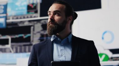 Yeni bir büyüme stratejisi için gösterge panelindeki aylık performans ölçümlerini yansıtan iş uzmanı, mali durumu ve şirketin raporlarını analiz ediyor. Dijital aletler. Kamera A.