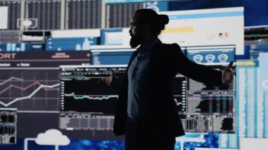 Kendine güvenen güçlü bir yönetici, kariyer başarısı ile gurur duyuyor. Gelişme için iyi performans ölçümleri sağlıyor. Kendine güvenerek yücelik kazan. Kamera A.