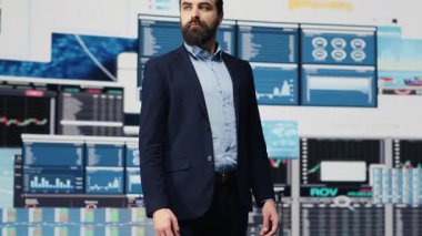 Kariyerindeki başarısını kendine güvenerek kutlayan kendine güvenen patron iş dünyasında büyük bir başarı elde etti. Kendine lüks bir hayat kuran, büyük hayaller kuran bir adam. Kamera A.