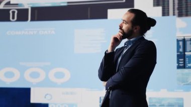 İş analisti, kalkınma stratejisi için aylık şirket sonuçlarını yansıtarak, finans ve tahmincilik yoluyla iş analizinin karmaşıklığını, dijital araçları gözden geçiriyor. Kamera A.