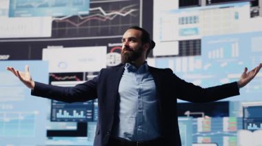 Korkusuz işadamı, üst düzey kariyerindeki başarısını ve başarısını kutluyor. Harika performans ölçümleri olan hırslı bir adam. Üstünlük için çalışmak cesaret ve kendine güvenle. Kamera A.