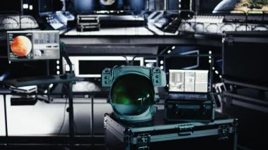 Uzay gemisindeki kozmonot teçhizatı üzerinden yabancı gezegene yapılan kozmik uçuş sırasında başarısız görev alarmı ışığı yanıp sönüyor. Uzay gemisindeki asteroit izleme dizüstü bilgisayarında kriz tehlike uyarısı yanıp sönüyor