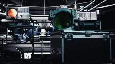 Uzay gemisindeki arıza göstergesi astronot kaskının yanında kozmik uçuş sırasında performans ölçümlerini gösteriyor. Uzay gemisindeki kozmonot teçhizatında tehlike alarmı yanıp sönüyor