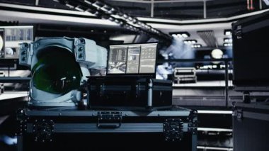 Yıldız gemisinde dizüstü bilgisayarın yanındaki uzay başlığı yörünge uçuşunda yazılımı kalibre eden sensörler gösteriyor. Gezegen keşfi için hazırlanmış kozmonot ekipmanları ve yıldız haritalarını gösteren defter.