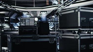 Uzay istasyonundaki dizüstü bilgisayar görüntüsü yörünge uçuşu sırasında telemetri yazılımını gösteriyor. Gezegen keşfi sırasında uzay aracı görev kontrol arayüzünü gösteren defter ekranı