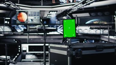 Gezegen gözlemlerini yönetmek için yörünge istasyonu astronotlarına yardımcı olan Chroma anahtar cihazı. Uzay gemisindeki izole ekran tableti Mars görev analizini gösteren görüntülerin yanındaki veri girişi için kullanılır