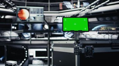 Yeşil ekran tabletinin fütüristik uzay aracı hangarında sistem teşhisi için kullanılan görüntülerini kapatın. Uzay istasyonu kokpitindeki yörüngesel navigasyon verileri için kullanılan krom anahtar aygıtı