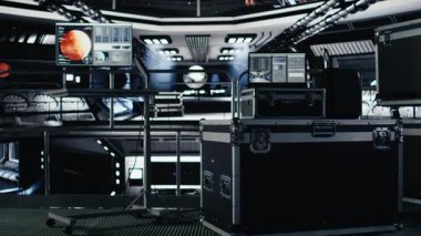 Yüksek teknolojili uzay gemisi kontrol bölmesinde bulunan dizüstü bilgisayar tanılama ve görev telemetrisi gösteriyor. Yörünge istasyonundaki dizüstü bilgisayar monitörü performans ölçümlerini ve sistem navigasyon desteğini gösterir