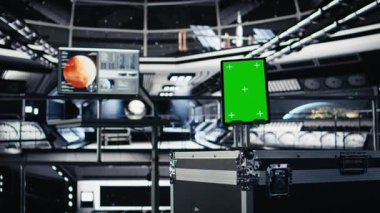 Yakındaki monitörün yanındaki uzay aracının içindeki izole ekran tableti Mars 'ın gösterge paneli telemetrisini gösteriyor. Yörünge görevi sırasında Kızıl Gezegen 'e navigasyon için kullanılan krom anahtar aygıtı