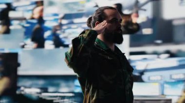 Ordu subayı, savaş planlama taktikleri ve savaş alanı detayları için önemli bilgiler toplayarak komuta merkezinde saygıdeğer askeri selamlamayı gerçekleştirir. Yüksek teknoloji ordu ortamı. Kamera B.