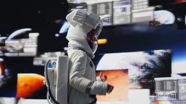 Uzay giysisi ve miğferiyle uzak bir gezegende duran meraklı astronot gökyüzünün altında yıldızlarla dolu örnekler topluyor. Bir uzay aracıyla yabancı dünyaları ve kozmik sınırları keşfediyorum. Kamera A.