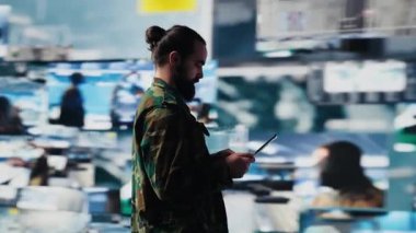 Ordu subayı dijital teknoloji ve uydu verileriyle sanal bir savaş alanında çalışıyor. Ulusal güvenlik için tehdit algılama araçları kullanıyor. Bir görevde kontrolü sağlamak için modern askeri strateji. Kamera A.