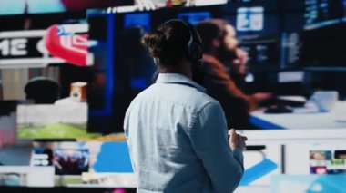 Mobil teknoloji ile küresel sosyal medya uygulaması üzerinden insan etkileşimi, iletişim, hikaye anlatma ve eğlence için dijital araçlar kullanarak çevrimiçi olarak bağlanan memnun genç. Kamera A.