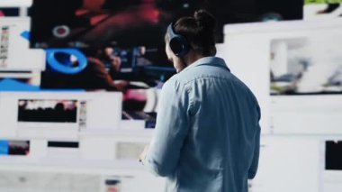 Başarılı multimedya kullanıcısı sosyal ağ platformlarında hayattan zevk alıyor, takipçi edinmedeki başarısını kutluyor ve dijital dünyaya hükmediyor. Etkileşim için güç. Kamera A.