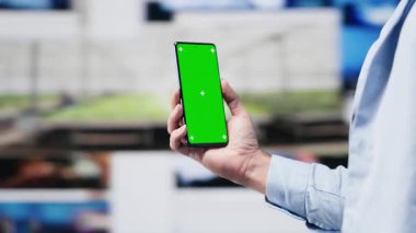 Erkek web kullanıcısı, sosyal medya platformları için kopyalama alanı olan bir telefon kullanıyor, etkinlik için çevrimiçi bağlantı sağlamak için yaratıcılık ve mobil teknoloji sergiliyor. Kamera A.