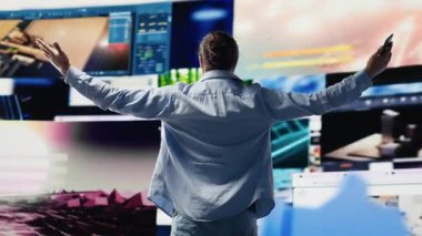 Dijital dünyada online internet bağlantısından keyif alan genç bir adam gerçek zamanlı bağlantının altını çiziyor, iletişim için çevrimiçi varlık. Sosyal ağ eğlencesi. Kamera A.