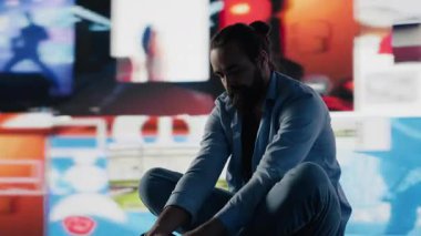 Paranoyak adam takıntılı sosyal medya kullanımından kaynaklanan duygusal hasardan muzdarip. Genç adam kendine olan saygısını etkileyen aşırı bilgi ve karşılaştırma yüzünden bunalmış durumda. Kamera A.