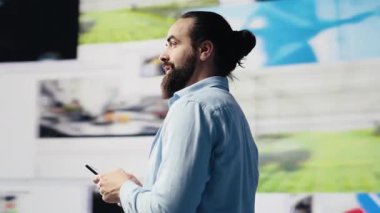 Dijital dünyadaki bir sosyal ağa bağlanan genç ve rahat bir yetişkin, cep telefonu bağlantısını inceliyor. Hikaye anlatma ve eğlence için aletlere yatırım yapan adam, web tasarımı. Kamera A.