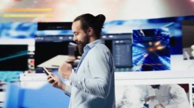 Sosyal medya platformlarına bağlanan E ticaret uzmanı, cep telefonu bağlantısıyla çalışan dijital bir dünyada yaratıcılık ve çevrimiçi ilişki ağı. Dijitalleştirme. Kamera A.