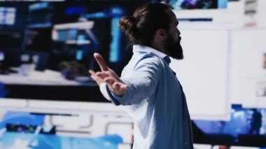 Sosyal medya platformlarında hayatın tadını çıkaran, takipçi kazanma ve sosyal ağların dijital dünyasına hükmetme başarısını kutlayan havalı bir adam. Güçlendirme. Kamera A.