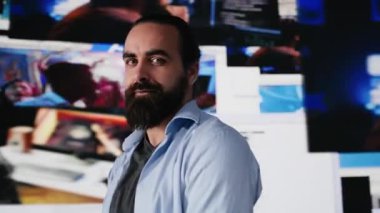 İyimser, rahat bir adam sosyal medya platformlarında hayattan zevk alıyor, takipçi edinmedeki başarısını kutluyor ve sosyal ağların dijital dünyasına hükmediyor. Güçlendirme. Kamera A.