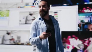 Genç kullanıcı uygulamalarda online web bağlantısından zevk alıyor, gerçek zamanlı bağlanma, çevrimiçi varlık ve dijitalleşmeyi iletişimin temel unsurları olarak vurguluyor. Kamera A.