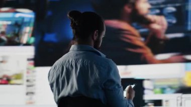 Genç adam sıkıntı içindeki akıllı telefona bakıyor. Sosyal medyanın akıl sağlığı üzerindeki zehirli etkisini simgeliyor. Sevgiler, yazılar ve sonsuz kaydırmalar stres ve depresyona yol açar. Bunalmış kullanıcı. Kamera A.