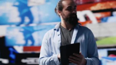 Mobil bildirimleri ve görsel hikaye anlatımlarını kontrol eden, sosyal ağda takipçilerle iletişim kuran ve yaratıcılığını sergileyen bir erkek etkili. Bağlı dijital dünya, marka sesi. Kamera A.