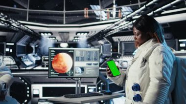 Astronot Mars 'a inmeden önce arkadaşlarına mesaj atmak için yeşil ekran akıllı telefonu kullanıyor. Kızıl Gezegen 'de derinlerde bir yerde ailesiyle sohbet etmek için kroma anahtarı kullanan bir kadın. Kamera A.