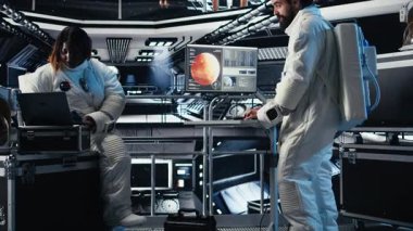 Astronotlar yıldız gemisinde birlikte uçarak Mars 'ı keşfediyor, bilimsel bilgileri ilerletiyorlar. Kırmızı Gezegen A 'ya inmeden önce uzay aracındaki kozmonot operasyonel hazırlığı sağlıyor.