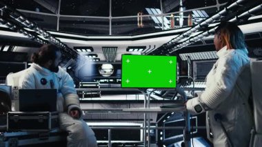 Astronot uzay istasyonundan çıkmadan önce yeşil ekran ekranında analiz yapıyor. Gezegen, kamera A 'ya indikten sonra görüntüdeki kozmonot parametreleri doğrulanıyor.