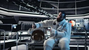 Astronot akıllı telefonlu selfie videoları kaydeder, el hareketleri yapar, Mars görevi sırasında abonelerle konuşur. Kozmonot takipçiler için kozmik keşif içeriği kaydediyor, kamera A