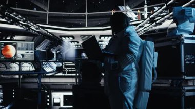 Astronot, yörünge yörüngesinde gezinirken yabancı bir gemiden gelen ışık tarafından kör edildi. Gezegen yüzeyini keşfeden kozmonot dünya dışı varlıkla temas kuruyor, kamera A