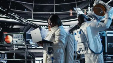 Kozmonot gezegene indikten sonra yıldızgemisinden ayrılıp meslektaşlarına el sallıyor. Astronot uzay istasyonundan kozmik kökenleri, kamera A 'yı incelemek için çıkıyor.