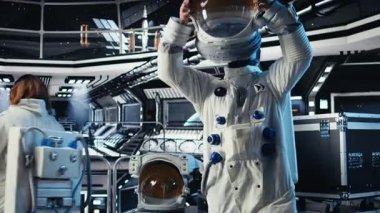 Neşeli kozmonotun portresi miğfer takıyor, insanoğlunun hayatta kalma mücadelesi sırasında göreve hazırlanıyor. Neşeli astronot yörüngede geziniyor, uzayda insan genleşmesi yapıyor, kamera A