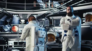 Astronot dalgaları el sallıyor, video çağrısı sırasında komuta merkeziyle iletişim kurarak son yörünge keşiflerini paylaşıyorlar. Kozmonot Dünya ekibini selamlıyor, uzay aracı, kamera A 'dan bilimsel bulgular sunuyor.