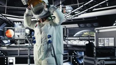 Neşeli astronot portresi kozmik koruma ekipmanları takıyor, uzayda insan genleşmesi yapıyor. Mars 'a yapılan insanlığın hayatta kalma seferi sırasında bilinmeyen dünyaların haritasını çıkaran ışıl ışıl kozmonot kamera A