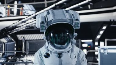 Yüksek teknolojili uzay aracının içinde gülümseyen astronot portresi, rutin görev kontrolü sırasında ekipman çantası tutuyor. Mars verilerini gösteren mutlu bir yıldız gemisi mürettebatı ekranın yanında duruyor.